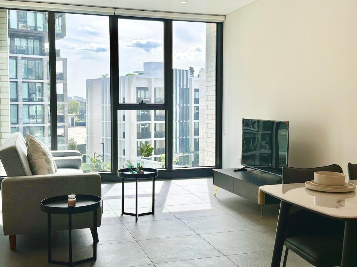Spacious Pool View In Olympic Park *