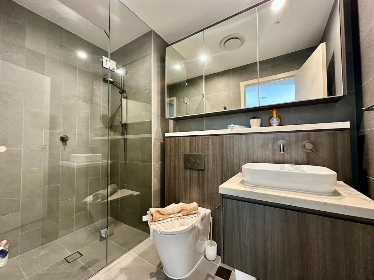 Spacious Pool View In Olympic Park Apartment *